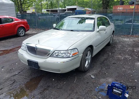 2006 Lincoln Town Car Signature Limited из США, поврежденный, VIN 1LNHM82V26Y619302